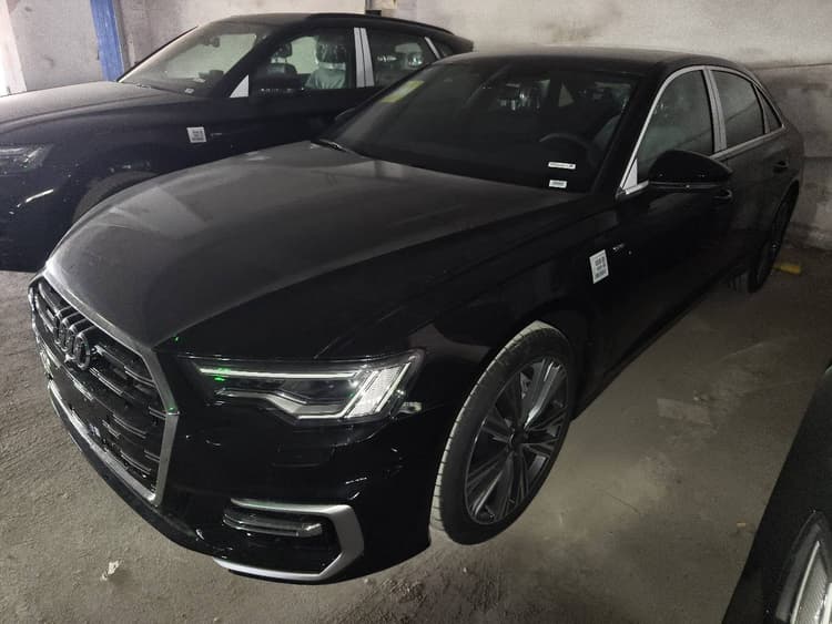 Audi A6L 2025 model changed to 45 TFSI quattro selected dynamic model