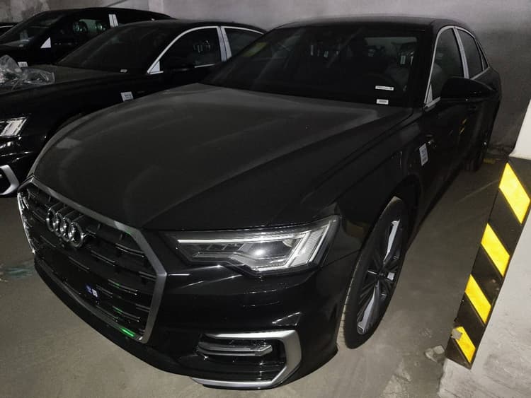 Audi A6L 2025 model changed to 45 TFSI quattro selected dynamic model